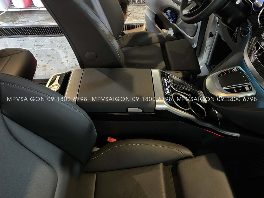 Con ngựa bệ tì tay Mercedes Benz V250 mẫu 2025