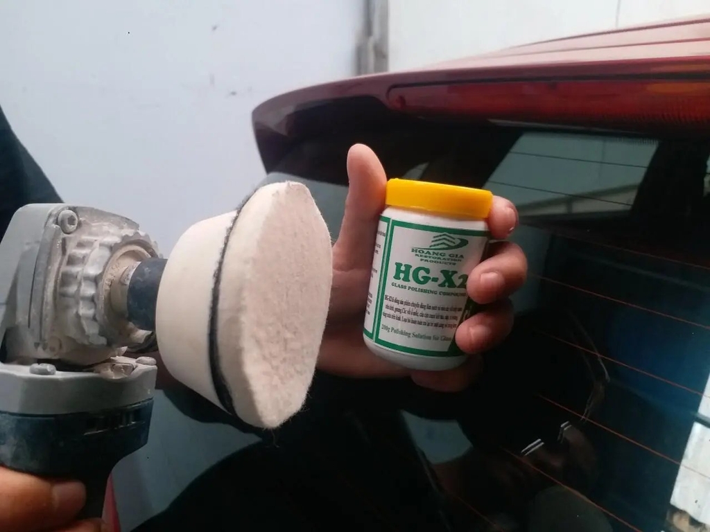 Dịch Vụ Đánh Bóng & Tẩy Ố Kính Lái Ô Tô Chuyên Nghiệp