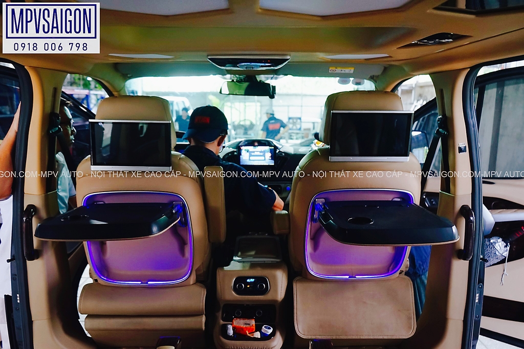 Bàn xếp lưng ghế tích hợp sạc không dây cho ô tô