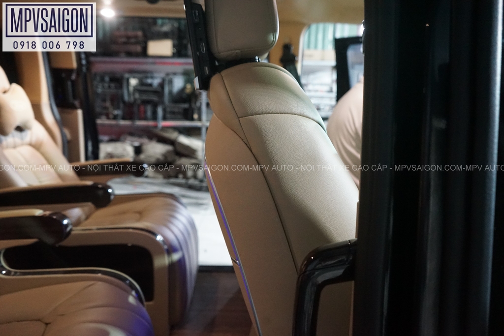 Bàn xếp lưng ghế tích hợp sạc không dây cho ô tô