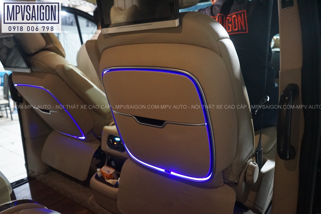 Bàn xếp lưng ghế tích hợp sạc không dây cho ô tô