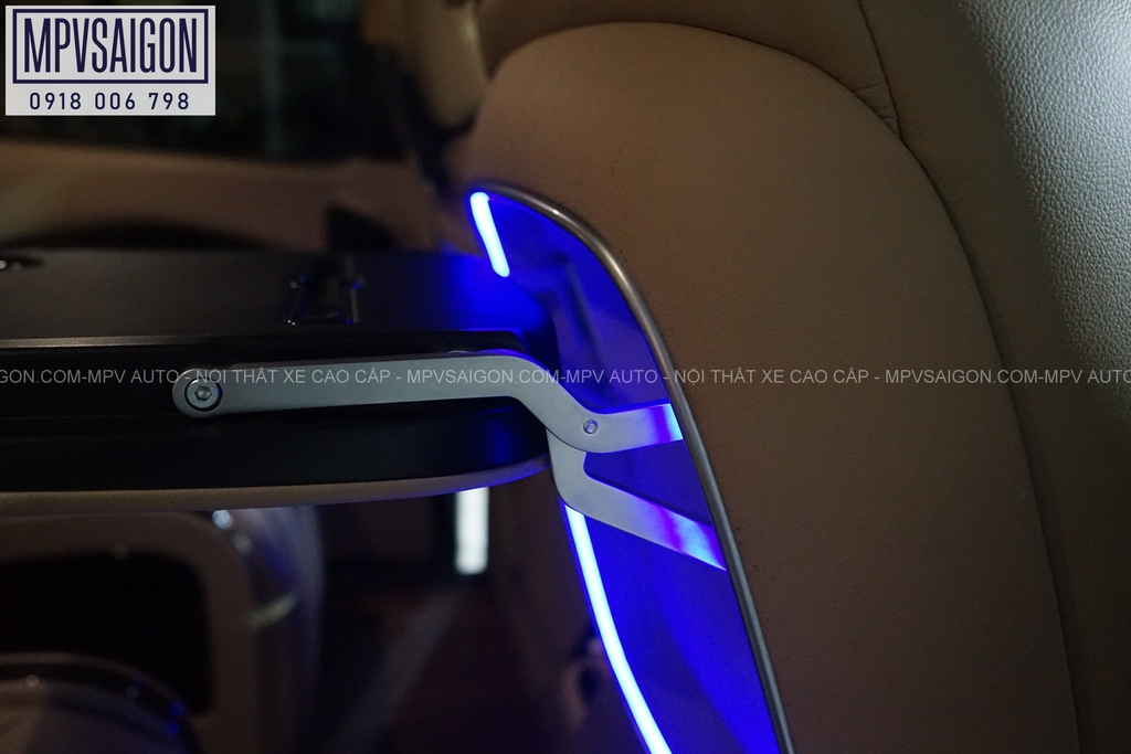 Bàn xếp lưng ghế tích hợp sạc không dây cho ô tô