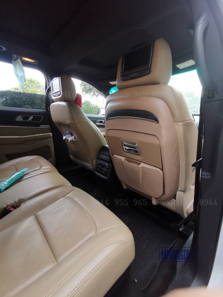 Bàn ăn bàn làm việc trên xe Ford Explorer