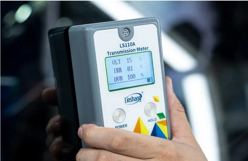 Thi công dán phim film cách nhiệt Hyundai Custin