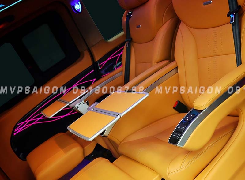 Ghế limousine có bàn xếp gọn lắp đặt Benz V250