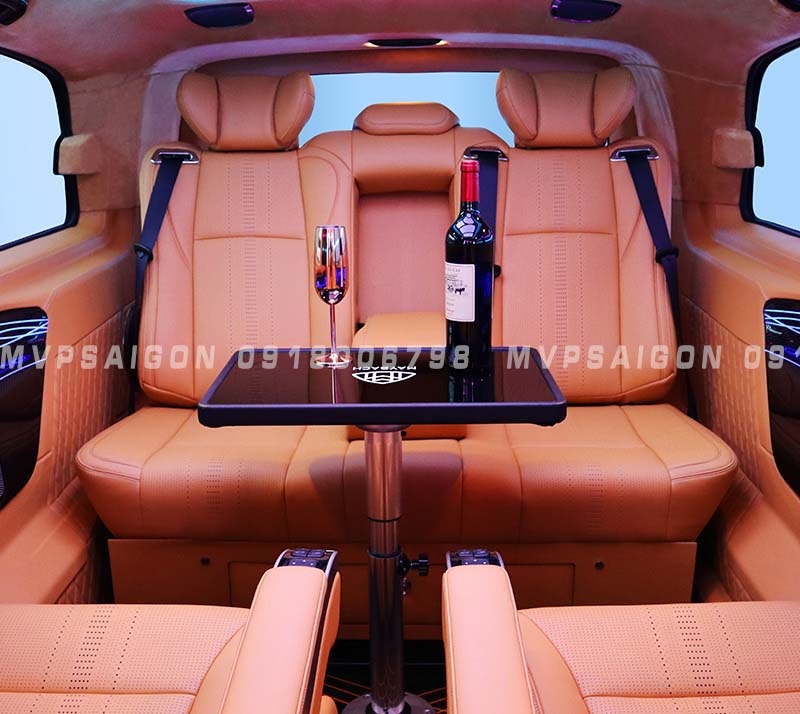 Ghế limousine có bàn xếp gọn lắp đặt Benz V250