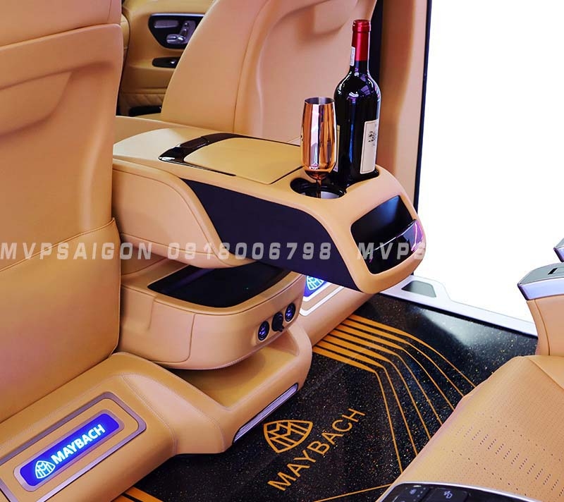 Ghế limousine có bàn xếp gọn lắp đặt Benz V250