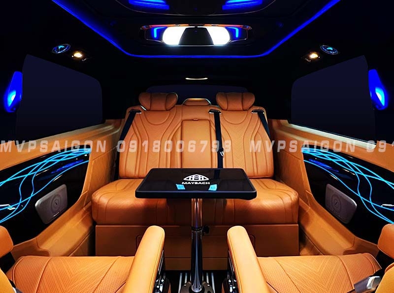 Ghế limousine có bàn xếp gọn lắp đặt Benz V250