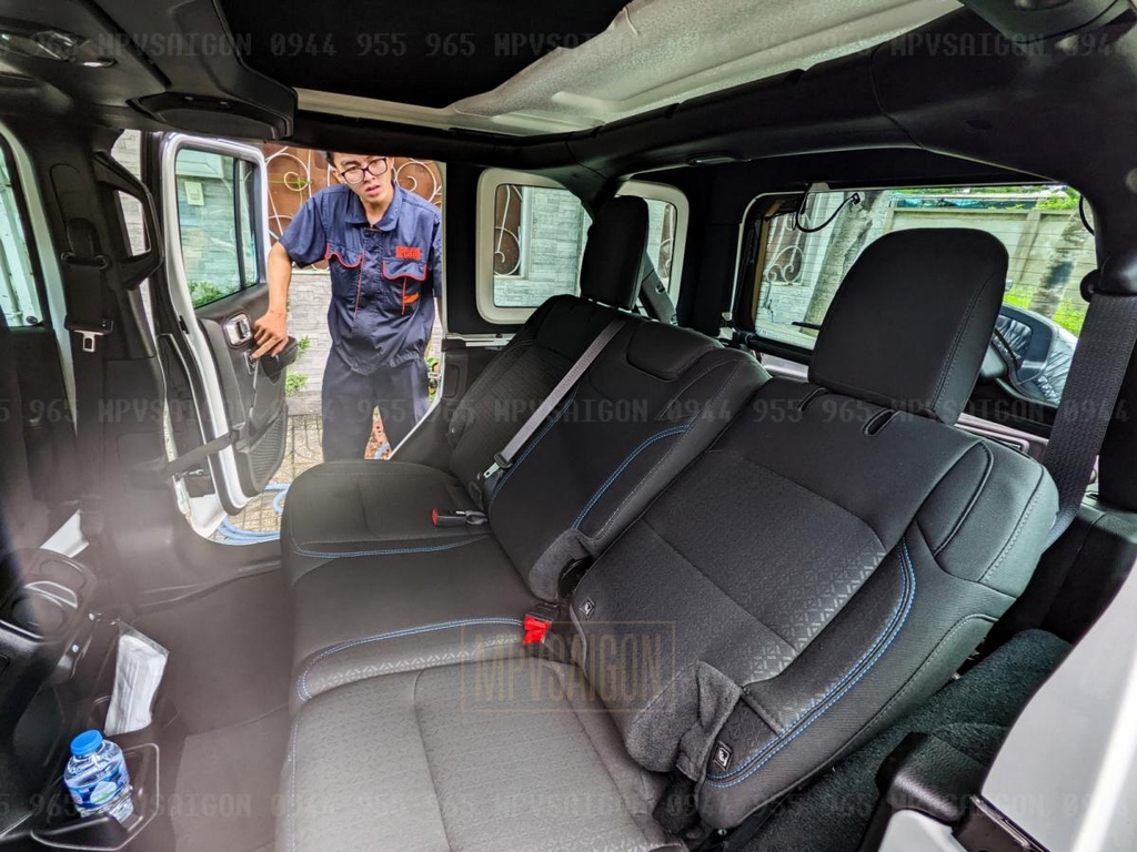 Jeep nâng cấp ghế chỉnh điện: giải pháp chỉnh điện cho ghế tài phụ và ghế hàng hai