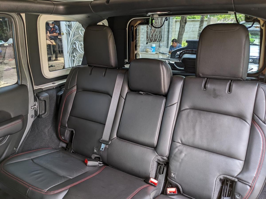 Jeep nâng cấp ghế chỉnh điện: giải pháp chỉnh điện cho ghế tài phụ và ghế hàng hai