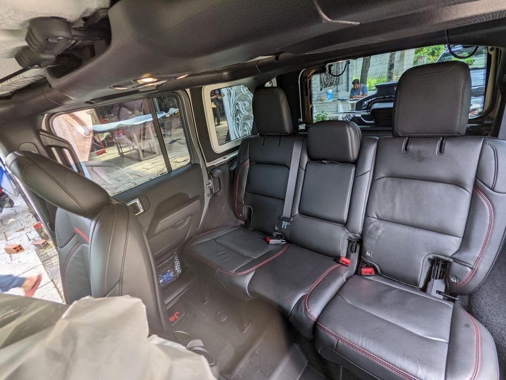 Jeep nâng cấp ghế chỉnh điện: giải pháp chỉnh điện cho ghế tài phụ và ghế hàng hai