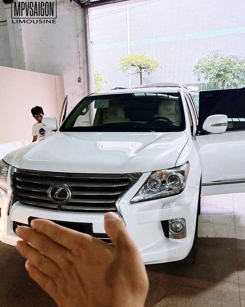 LEXUS LX570 nâng cấp thương gia có vách ngăn: báo giá mới nhất