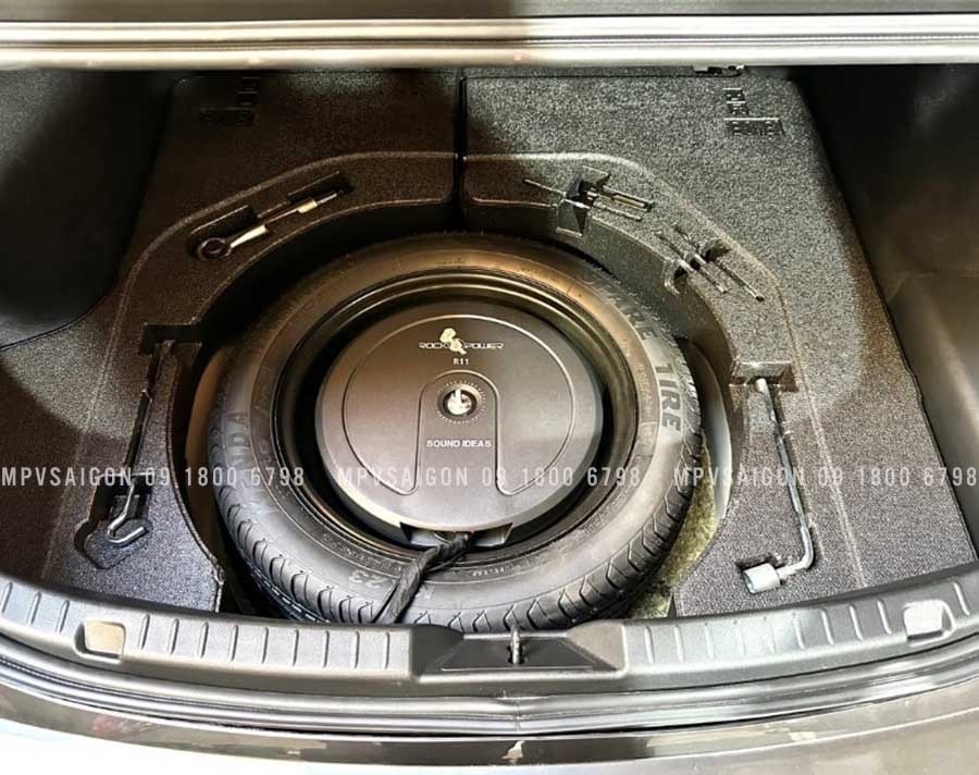 Loa sub Rockopower R11 250W RMS đặt bánh xe dự phòng