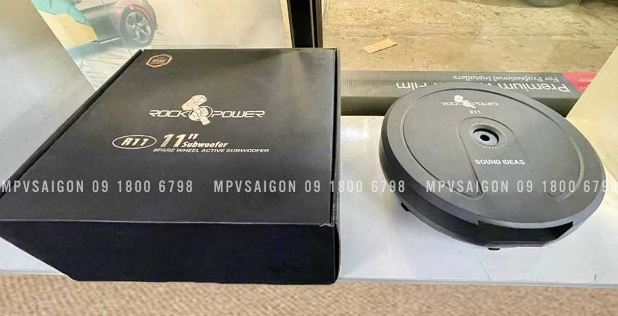 Loa sub Rockopower R11 250W RMS đặt bánh xe dự phòng
