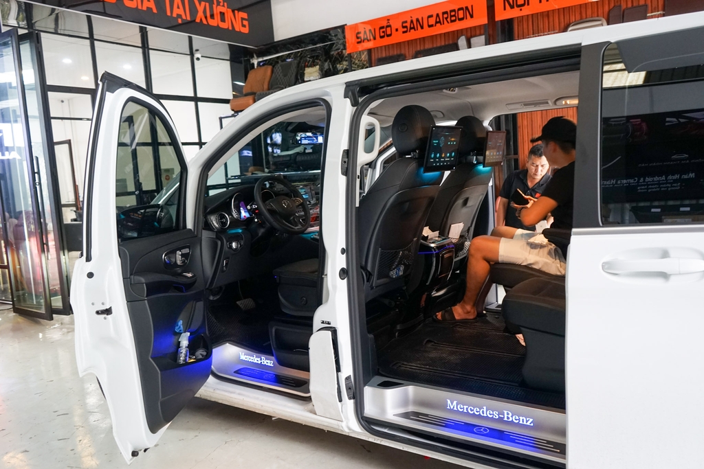 Màn hình gối đầu xe Mercedes V250