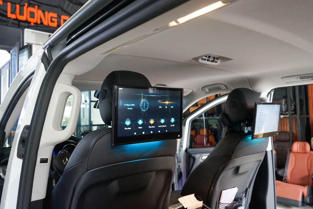 Màn hình gối đầu xe Mercedes V250