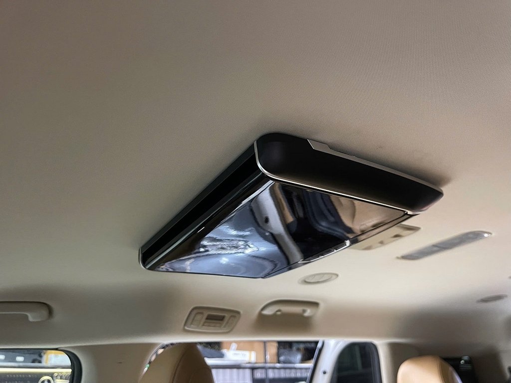 Màn hình trần gập mở tự động Kia Carnival 2025