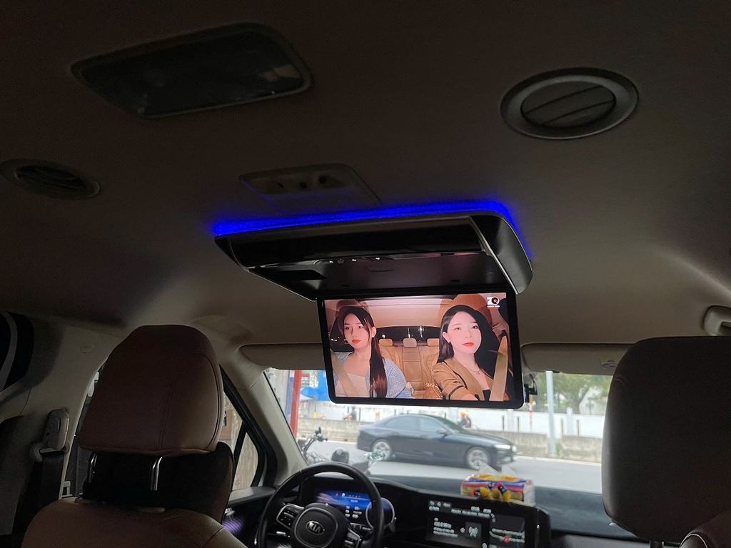 Màn hình trần gập mở tự động Kia Carnival 2025