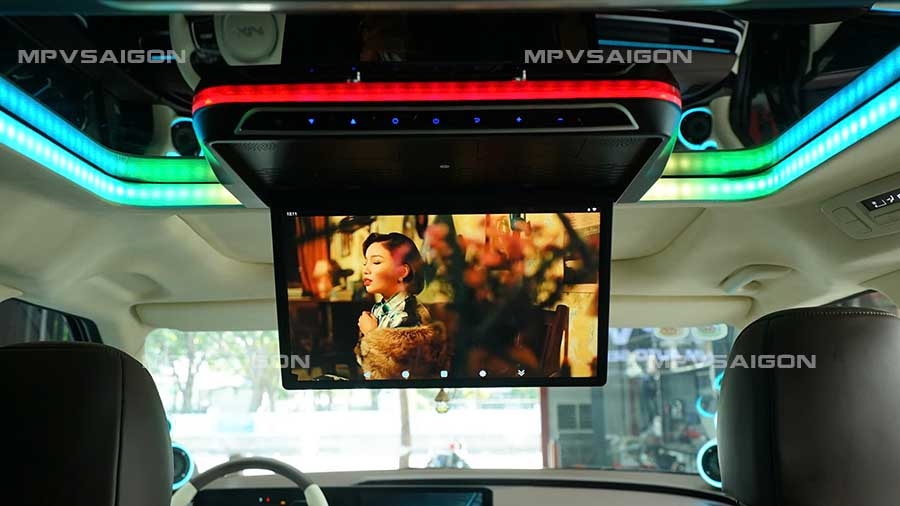 Màn hình trần gập mở tự động Kia Carnival 2025