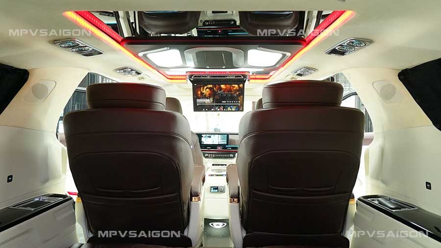 Màn hình trần gập mở tự động Kia Carnival 2025