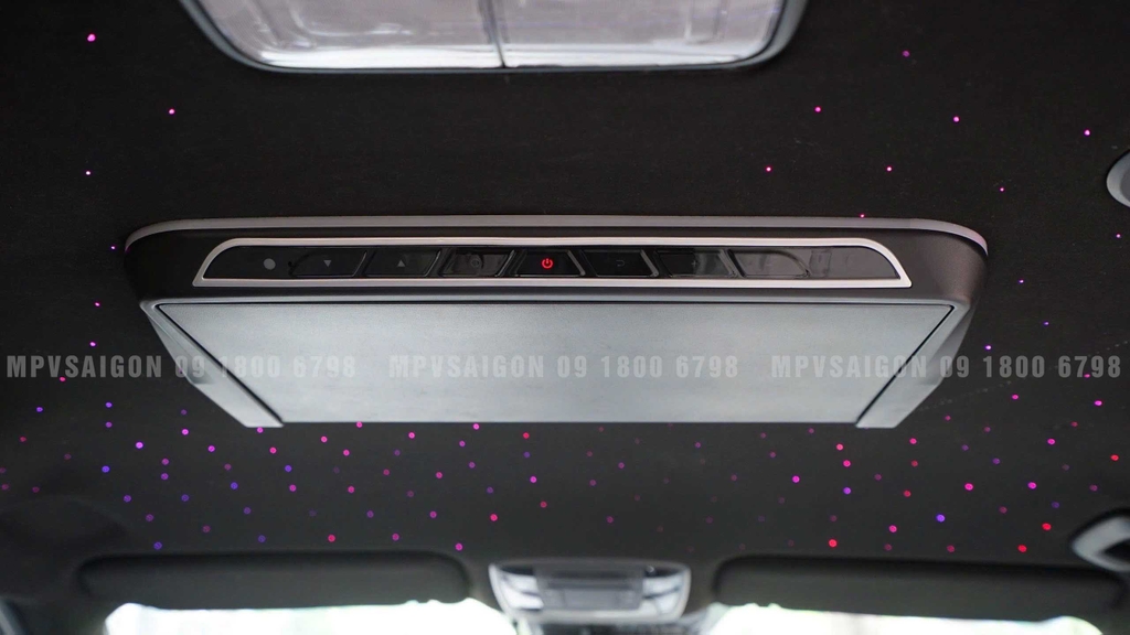 Màn hình trần gập mở tự động Kia Carnival 2025