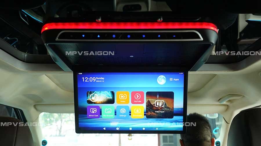 Màn hình trần gập mở tự động Kia Carnival 2025