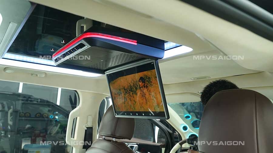 Màn hình trần gập mở tự động Kia Carnival 2025