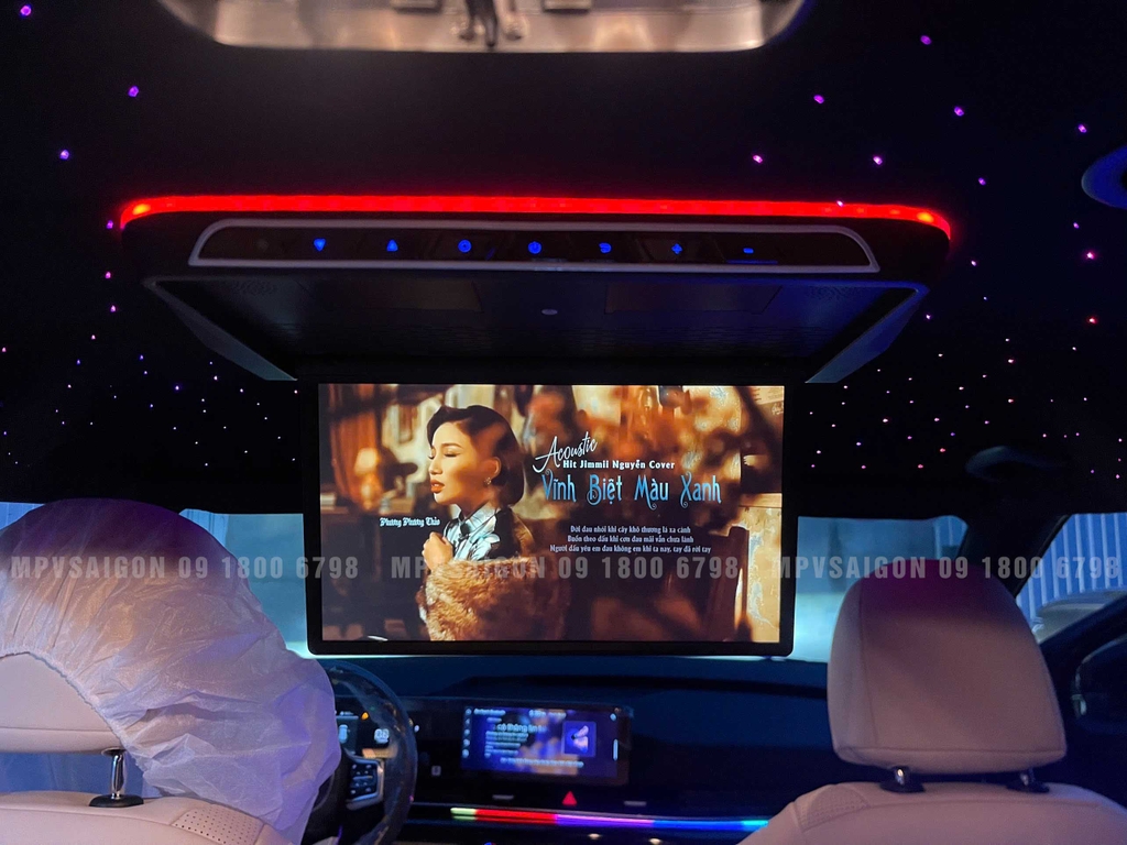 Màn hình trần gập mở tự động Kia Carnival 2025