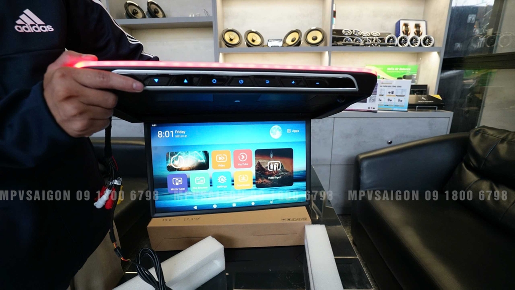 Màn hình trần gập mở tự động Kia Carnival 2025