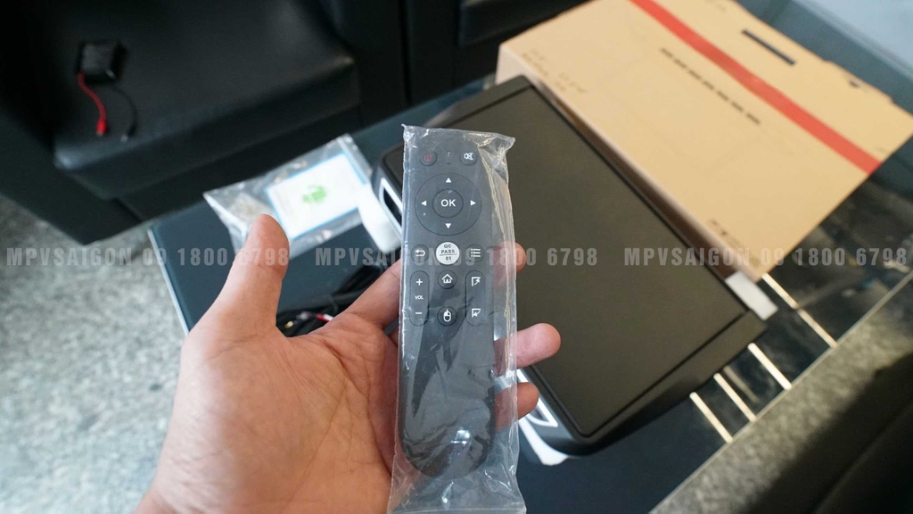 Màn hình trần gập mở tự động Kia Carnival 2025