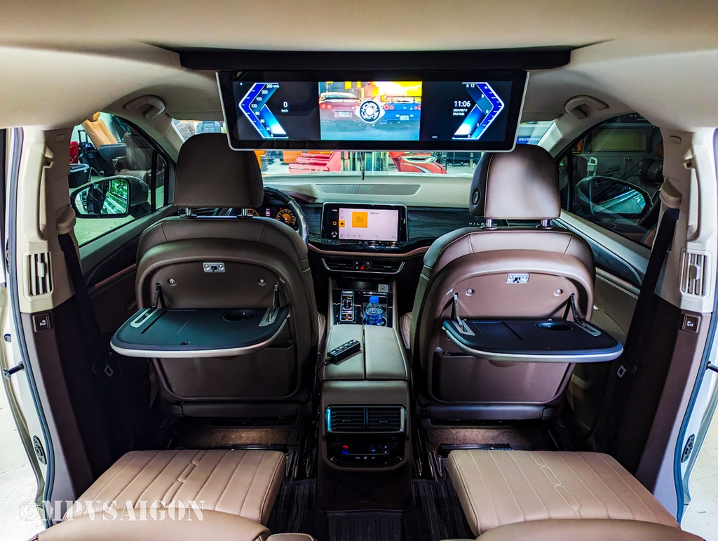 Màn hình trần gập mở tự động Kia Carnival 2025