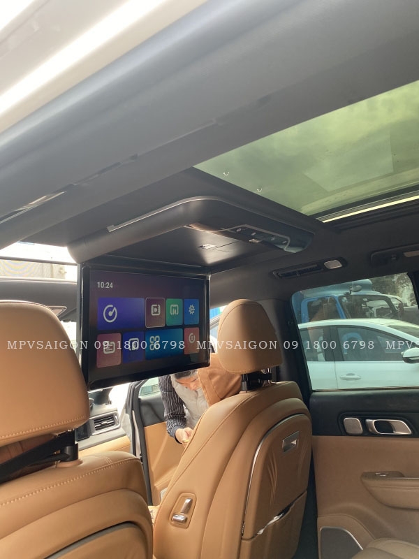 Màn hình trần Panorama cho xe cửa sổ trời toàn cảnh