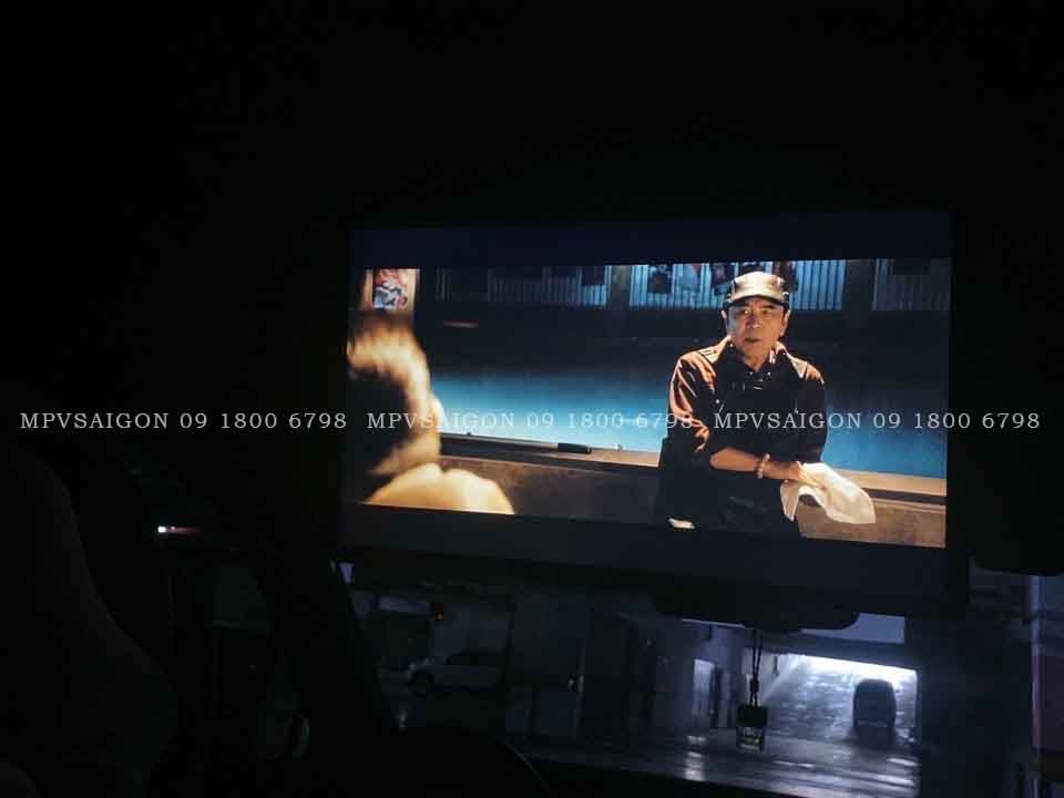 Màn hình trần Panorama cho xe cửa sổ trời toàn cảnh