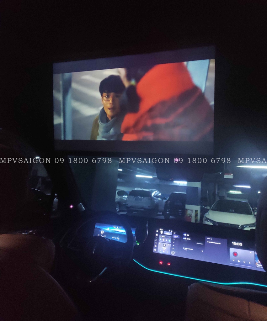 Màn hình trần Panorama cho xe cửa sổ trời toàn cảnh