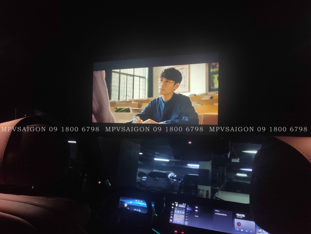 Màn hình trần Panorama cho xe cửa sổ trời toàn cảnh