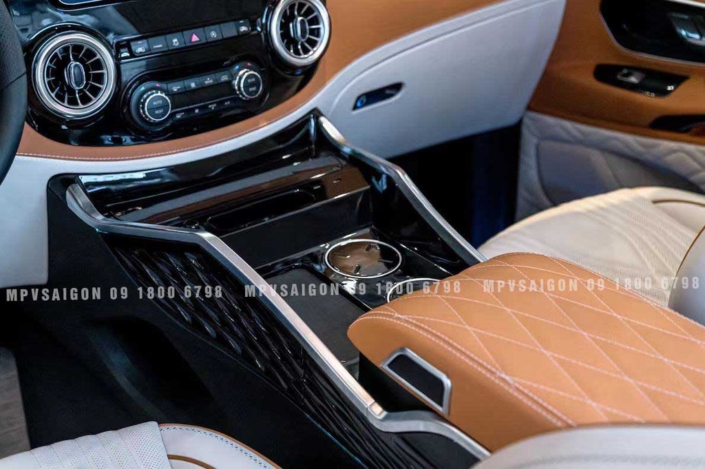 Con ngựa bệ tì tay Mercedes Benz V250 mẫu 2025