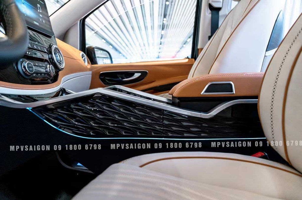 Con ngựa bệ tì tay Mercedes Benz V250 mẫu 2025