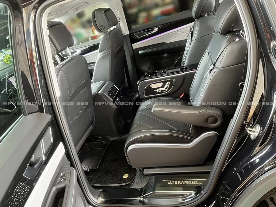 Volkswagen Teramont nâng cấp combo ghế limousine và con ngựa tủ lạnh