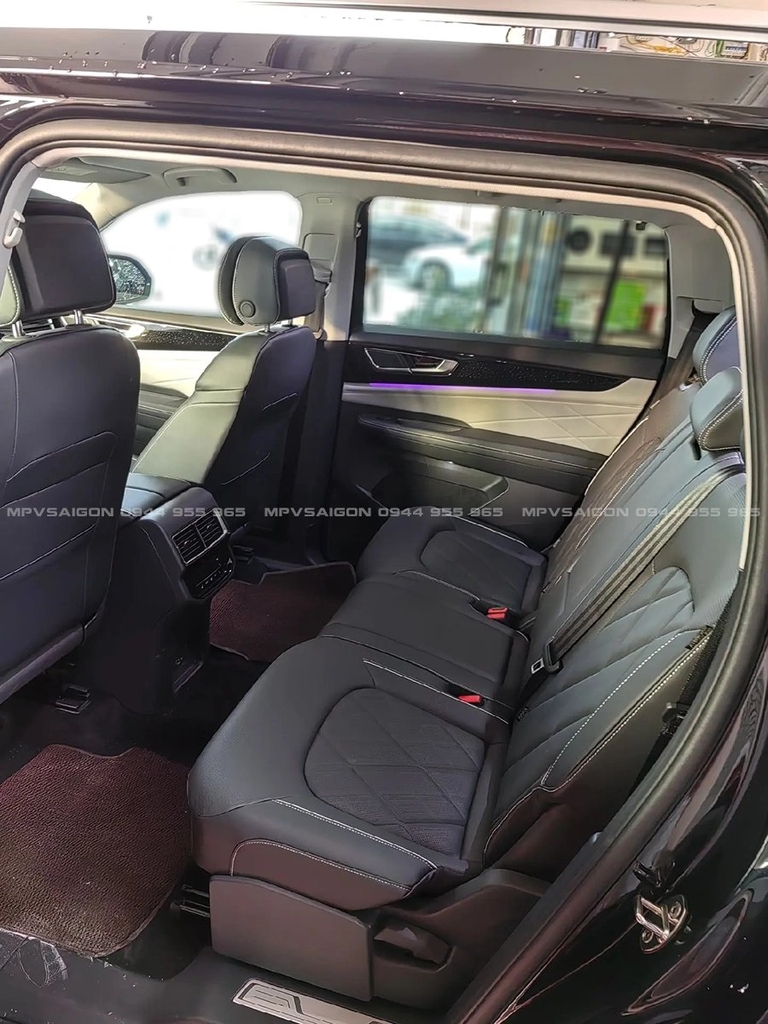 Volkswagen Teramont nâng cấp combo ghế limousine và con ngựa tủ lạnh