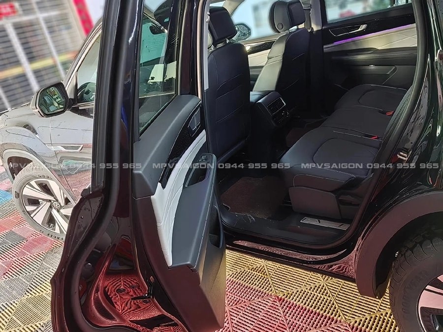 Volkswagen Teramont nâng cấp combo ghế limousine và con ngựa tủ lạnh