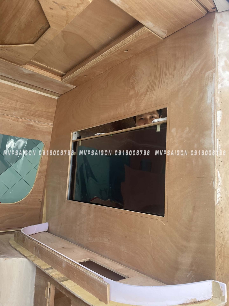 Nâng cấp Toyota Alphard bản thương gia 4 chỗ có vách ngăn