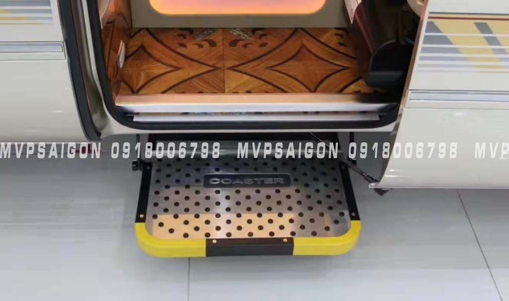 Nâng cấp Toyota Alphard bản thương gia 4 chỗ có vách ngăn