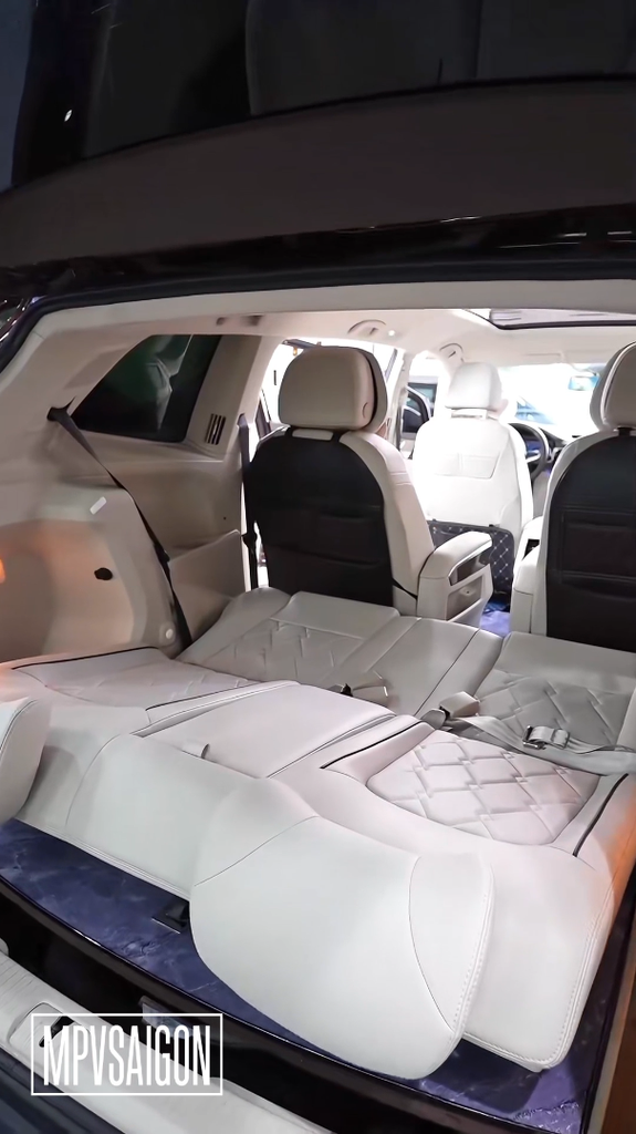 Nâng cấp Volkswagen Viloran hạng mục sàn đá và ghế băng ba ngả giường