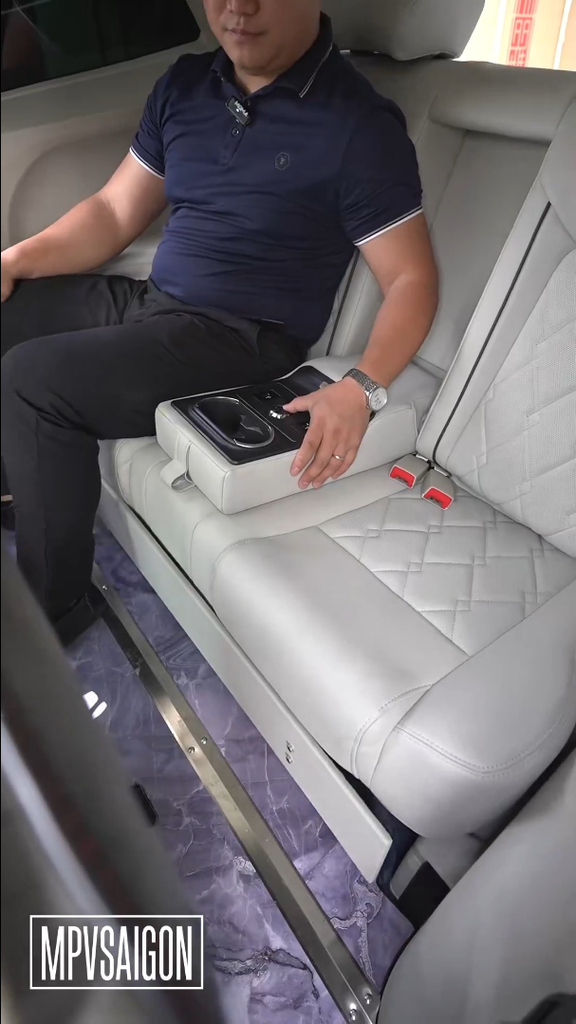 Nâng cấp Volkswagen Viloran hạng mục sàn đá và ghế băng ba ngả giường