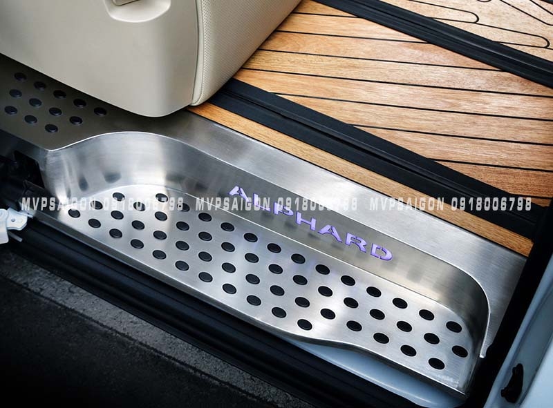 Ốp bậc lên xuống hợp kim nhôm dành cho Toyota Alphard