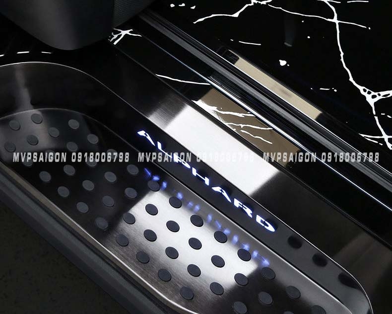 Ốp bậc lên xuống hợp kim nhôm dành cho Toyota Alphard