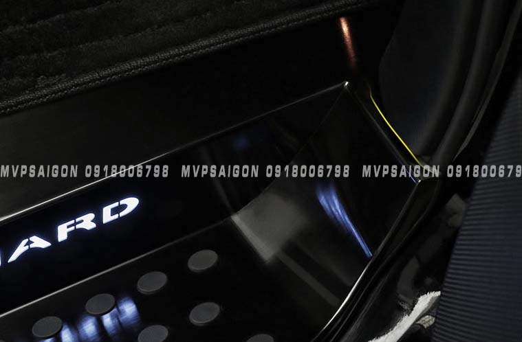 Ốp bậc lên xuống hợp kim nhôm dành cho Toyota Alphard