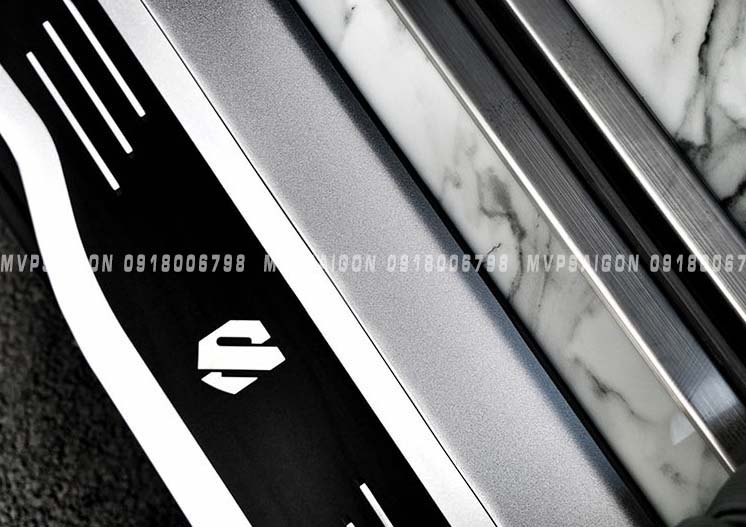 Ốp bậc lên xuống hợp kim nhôm dành cho Toyota Alphard