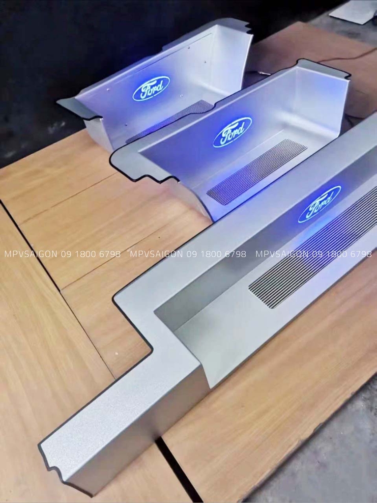 Ốp nhôm - ốp inox chống trầy cho Ford Transit mới 2024