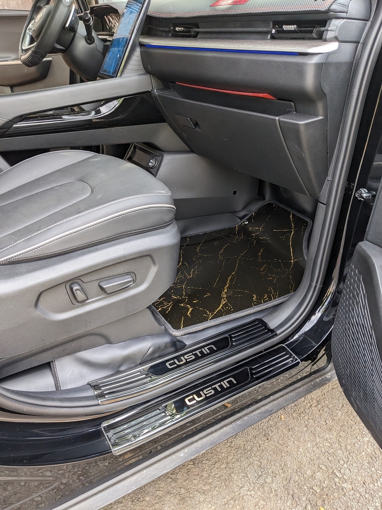 Ốp inox chống trầy bậc lên xuống Hyundai Custin